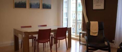 Apartment, 2 Bedrooms | Dining