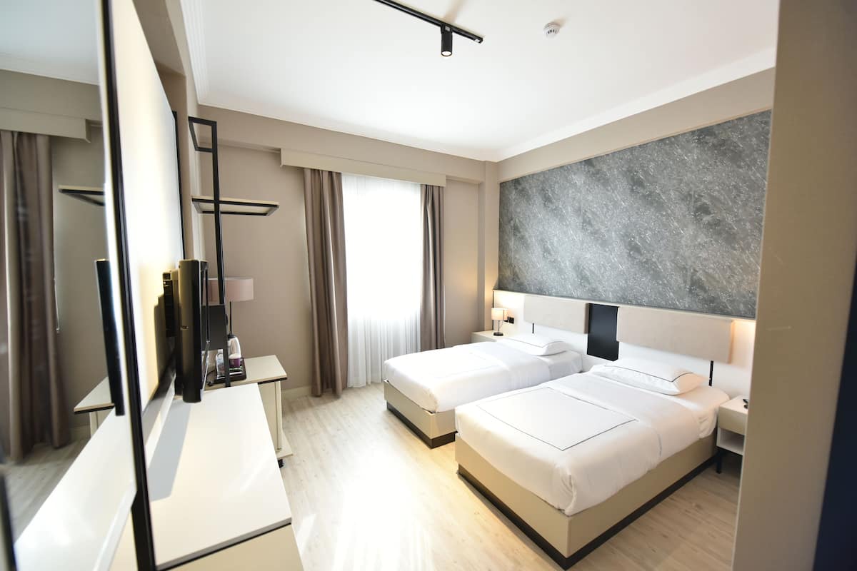 Deluxe-Zweibettzimmer | Zimmersafe, Schreibtisch, laptopgeeigneter Arbeitsplatz