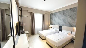 Caja de seguridad en la habitación y escritorio