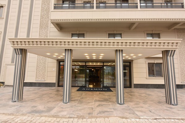A hotel entrance with a covered entrance, columns, and a sign that reads "ANEMON." - ANEMON GRAND ŞANLIURFA (Sanliurfa)