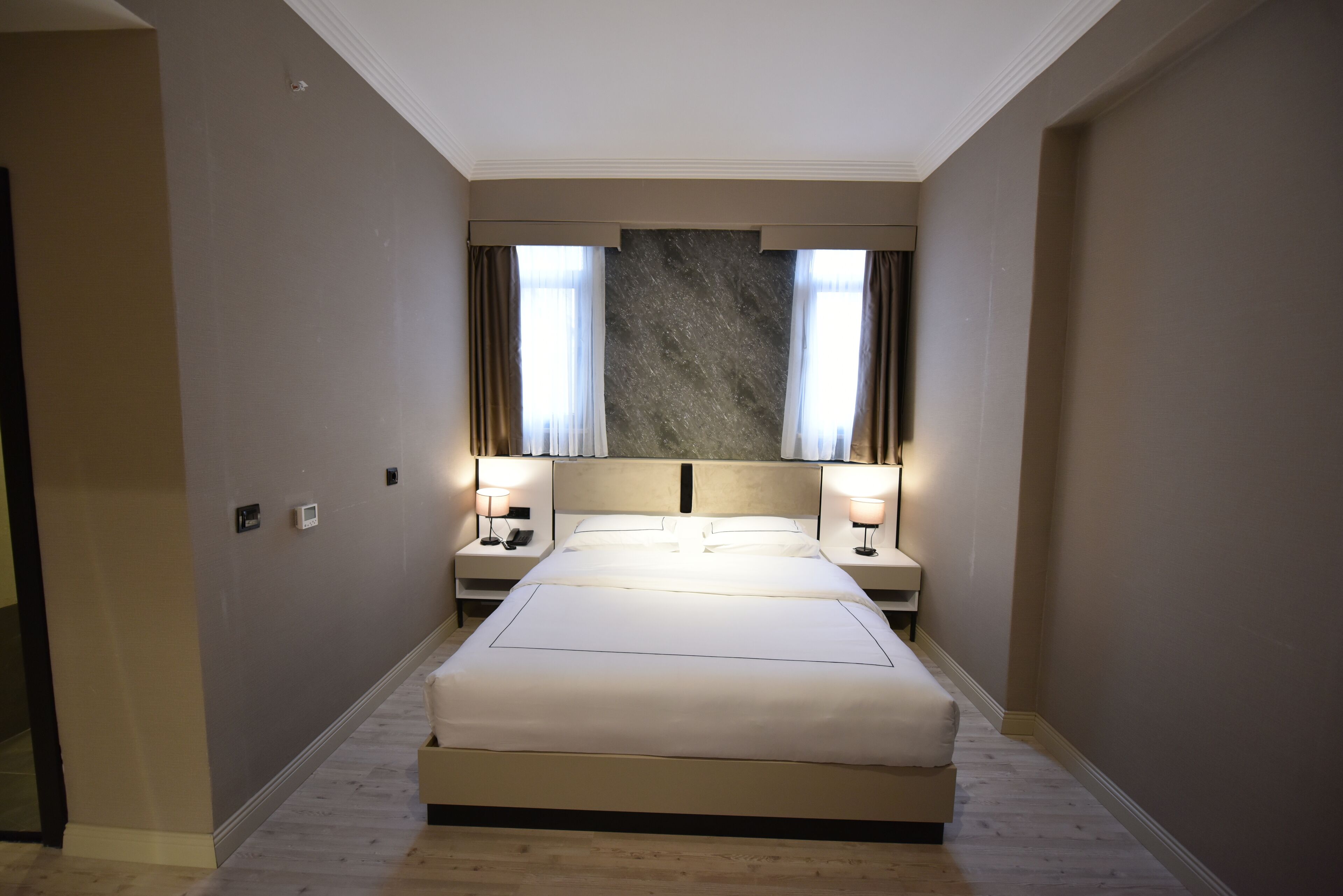 华丽单人房 | 客房内保险箱、办公桌、笔记本电脑工作区、免费 WiFi