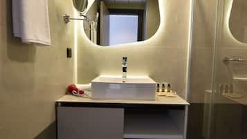 Tomannsrom – deluxe | Safe på rommet, skrivebord og skrivebord for bærbar PC