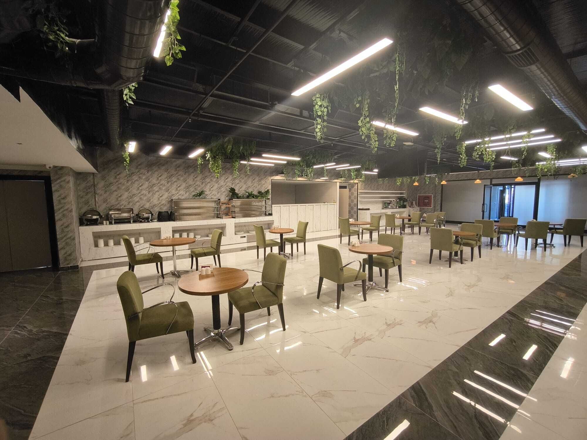 Buffet déjeuner gratuit tous les jours