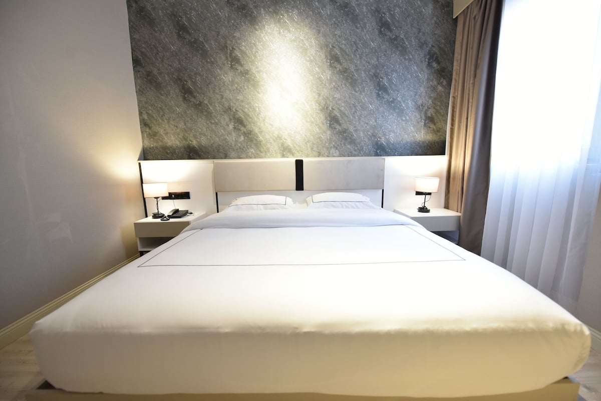 Junior Suite | Zimmersafe, Schreibtisch, laptopgeeigneter Arbeitsplatz