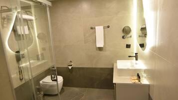 Ducha, artículos de higiene personal gratuitos y secador de pelo