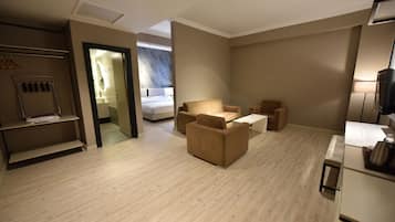 Caja fuerte, escritorio, espacio para trabajar con un portátil