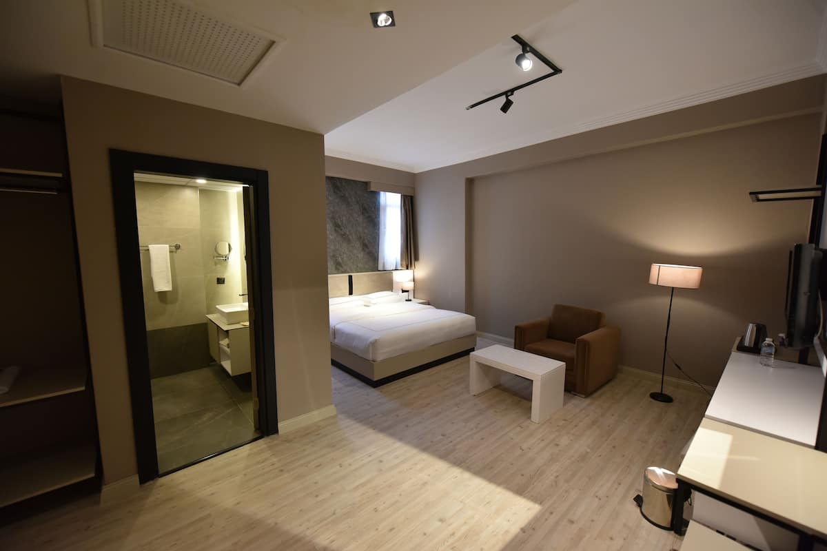 Superior-Doppelzimmer | Zimmersafe, Schreibtisch, laptopgeeigneter Arbeitsplatz