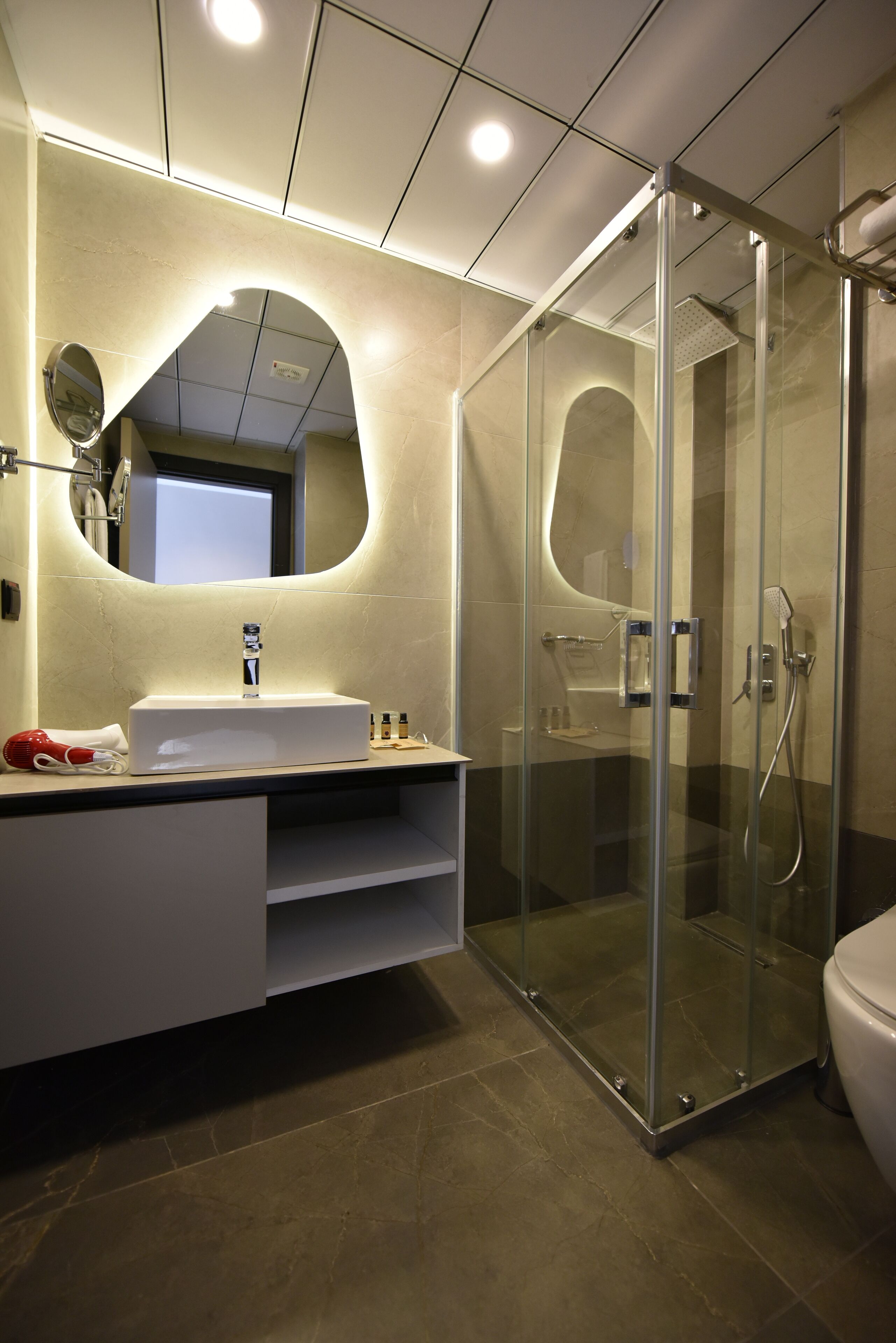 Deluxe Twin Room | Bathroom | Shower, free toiletries, hair dryer, slippers