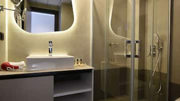 Deluxe Twin Room | Bathroom | Shower, free toiletries, hair dryer, slippers