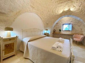 4 bedrooms, WiFi, bed sheets - Trullo at the village (Puglia)