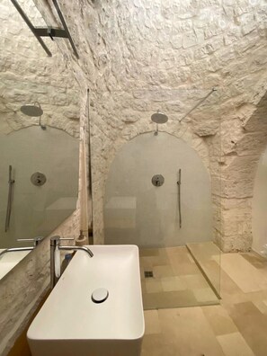 Shower, hair dryer, bidet, towels - Trullo at the village (Puglia)