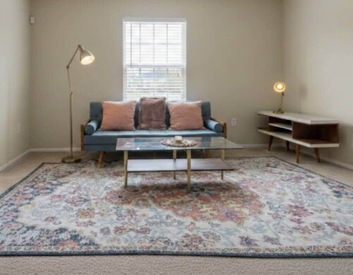 Charming 3 bed, 1 bath home with new furniture