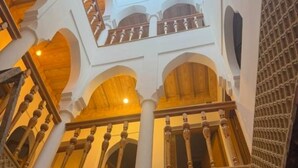 A multi-level atrium with arched ceilings and wooden columns. - RIAD HOUCINE (Marrakech)