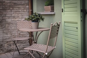 Outdoor dining - Casa Vincenza, Luxury studio apartment with garden in Ravenna's UNESCO district (Ravenna)