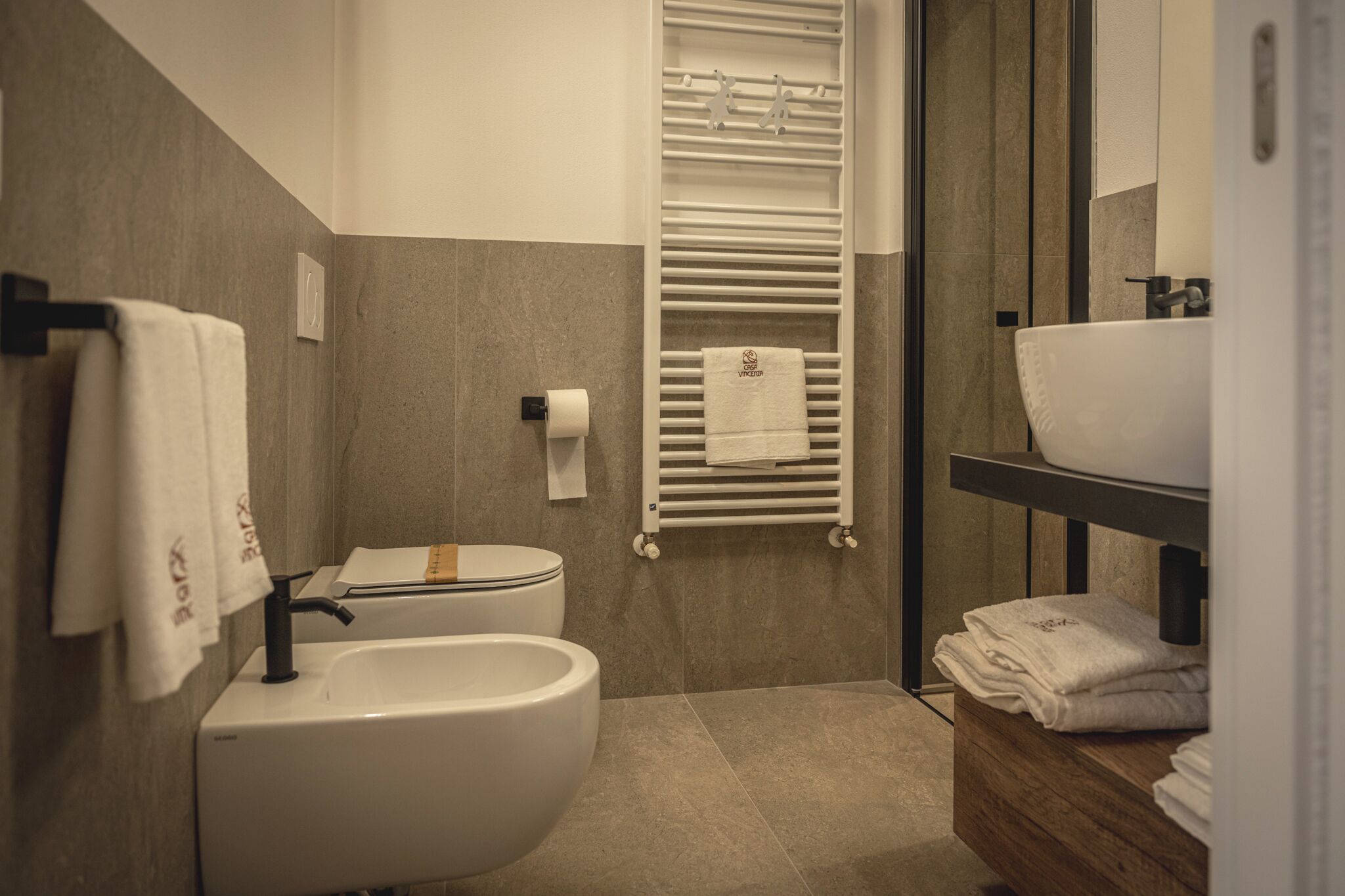Douche, articles de toilette écologiques, sèche-cheveux, bidet