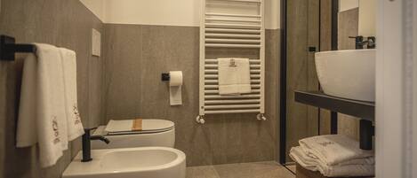 Dusche, umweltfreundliche Kosmetikartikel, Haartrockner, Bidet