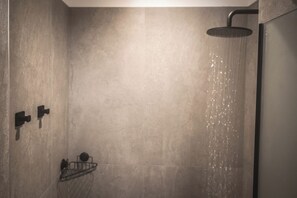 Shower, eco-friendly toiletries, hair dryer, bidet - Casa Vincenza, Luxury studio apartment with garden in Ravenna's UNESCO district (Ravenna)