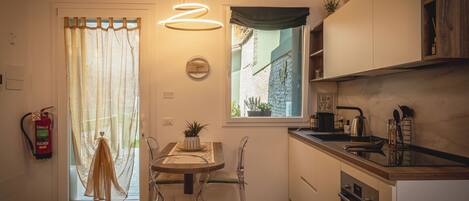 Kjøleskap, ovn, kokeplater og oppvaskmaskin