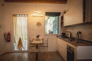 Fridge, oven, stovetop, dishwasher - Casa Vincenza, Luxury studio apartment with garden in Ravenna's UNESCO district (Ravenna)