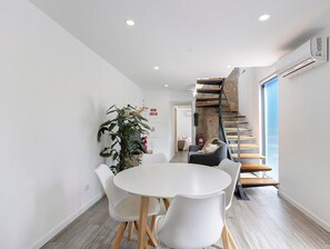 Dining - Holiday Home 'Do Sol' with Shared Pool, Wi-Fi and Air Conditioning (Dornelas)