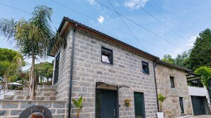 Un edificio in pietra con tetto piatto, una porta e una finestra.