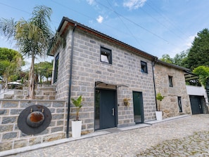 A stone building with a flat roof, a door, and a window. - Holiday Home 'Do Sol' with Shared Pool, Wi-Fi and Air Conditioning (Dornelas)