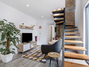 Interior - Holiday Home 'Do Sol' with Shared Pool, Wi-Fi and Air Conditioning (Dornelas)