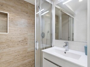 Shower, hair dryer, towels - Holiday Home 'Do Sol' with Shared Pool, Wi-Fi and Air Conditioning (Dornelas)