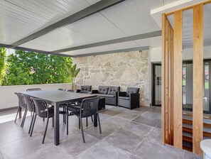 Outdoor dining - Holiday Home 'Casa Da Oliveira' with Shared Pool, Wi-Fi and Air Conditioning (Dornelas)