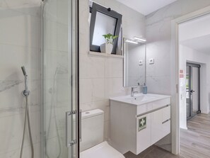 Shower, hair dryer, towels - Holiday Home 'Casa Da Oliveira' with Shared Pool, Wi-Fi and Air Conditioning (Dornelas)