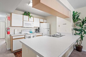 Condo, varias camas, patio, vista al jardín (Easy Days At Club Island) | Cocina privada