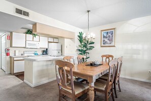 Condo, varias camas, patio, vista al jardín (Easy Days At Club Island) | Restaurantes