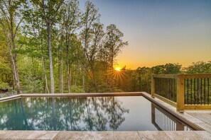 A heated pool - Heated Pool, Spa, Mountain Views, 5 Kings, Close to Downtown (Blue Ridge)