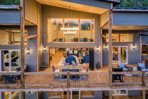 Outdoor dining - Heated Pool, Spa, Mountain Views, 5 Kings, Close to Downtown (Blue Ridge)