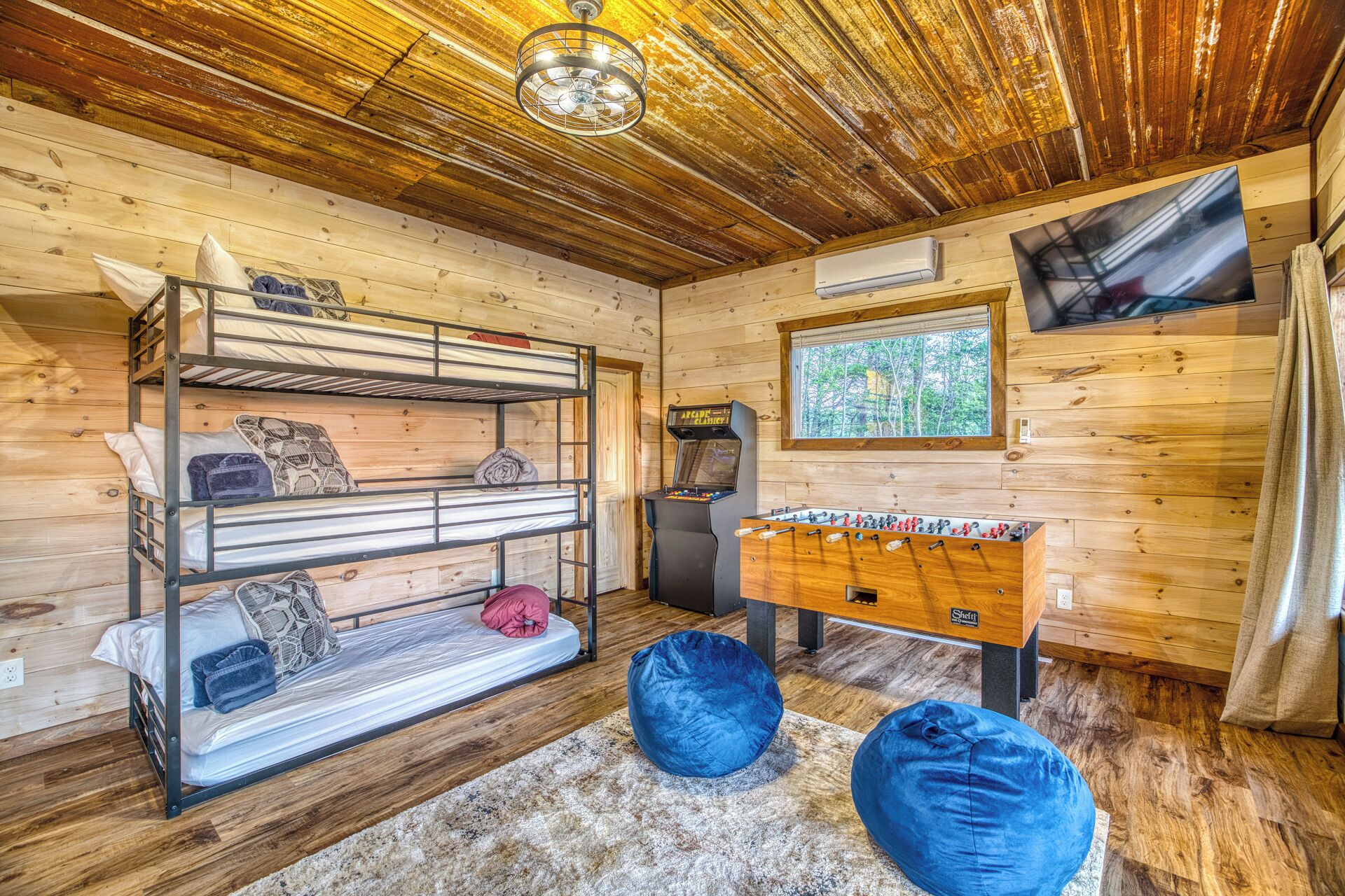 6 bedrooms, iron/ironing board, free WiFi, bed sheets