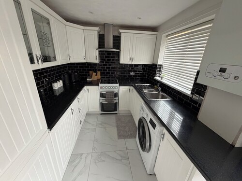 Stylish 3-Bed Home in Batley | Ideal for families & Contractors
