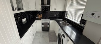 Stylish 3-Bed Home in Batley | Ideal for families & Contractors