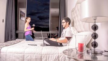 Zimmer, 1 Doppelbett, Stadtblick | Schreibtisch, laptopgeeigneter Arbeitsplatz, kostenloses WLAN