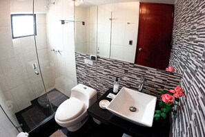 Comfort Room, 1 Double Bed, City View | Bathroom | Shower, towels, soap, shampoo - Rituales Inn (Cusco)