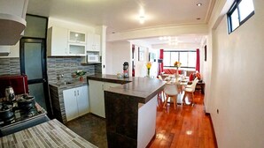 Appartamento, 3 camere da letto, vista città | Cucina privata | Macchina per tè/caffè, microonde, pentole/stoviglie/utensili