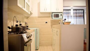 Luxury Apartment, City View | Dapur peribadi | Ketuhar gelombang mikro, alat memasak/pinggan mangkuk/perkakas dapur