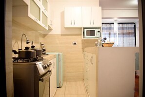 Luxury Apartment, City View | Private kitchen | Microwave, cookware/dishes/utensils - Rituales Inn (Cusco)