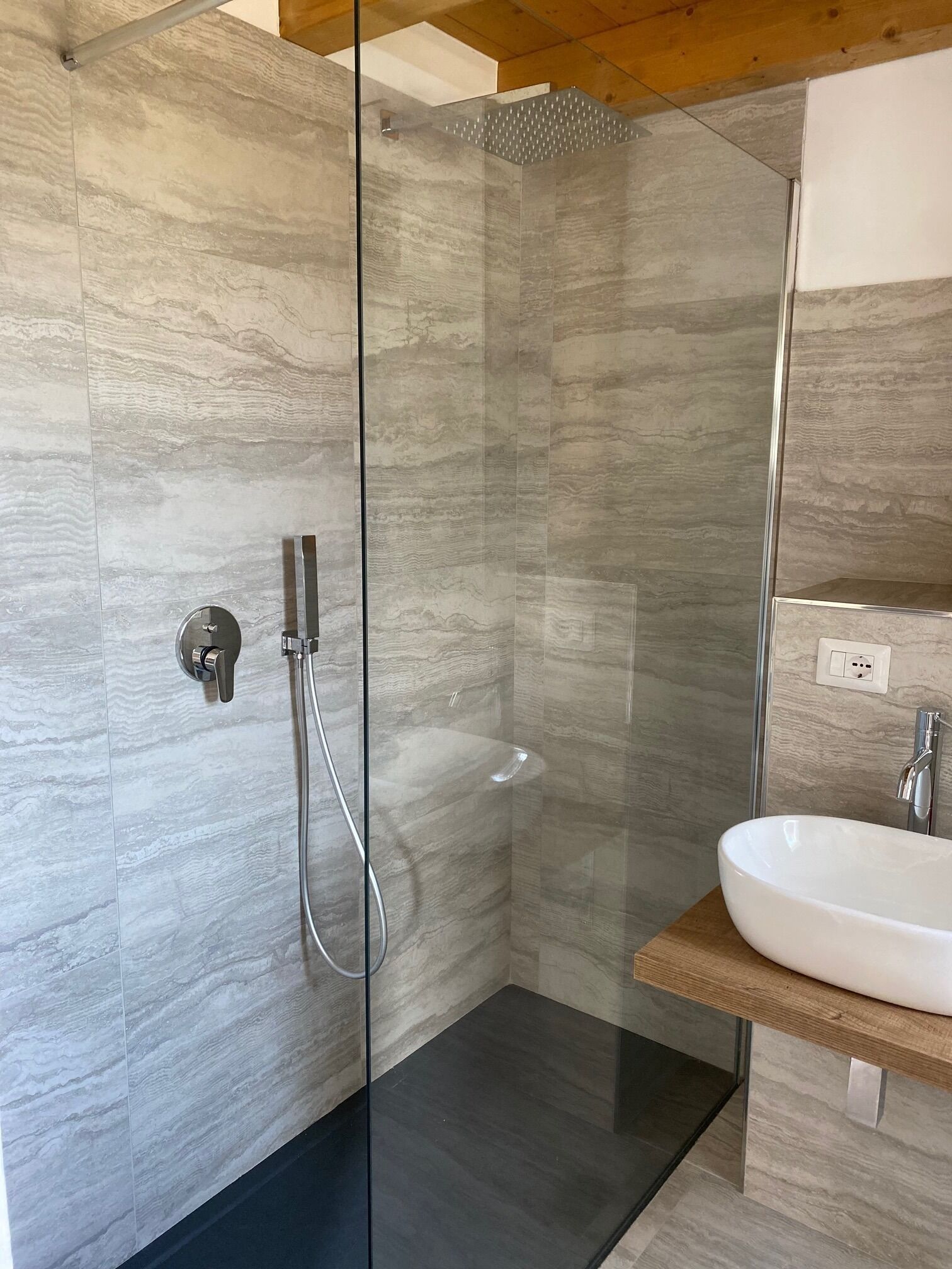 Shower, free toiletries, bidet, towels