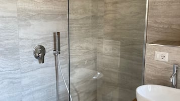 Shower, free toiletries, bidet, towels