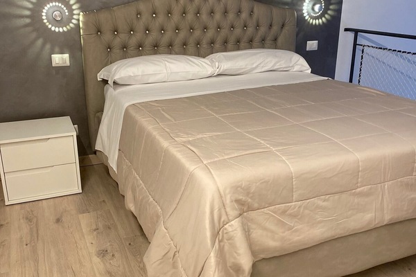 Cortinas blackout, cuna de viaje, muebles diferentes y ropa de cama