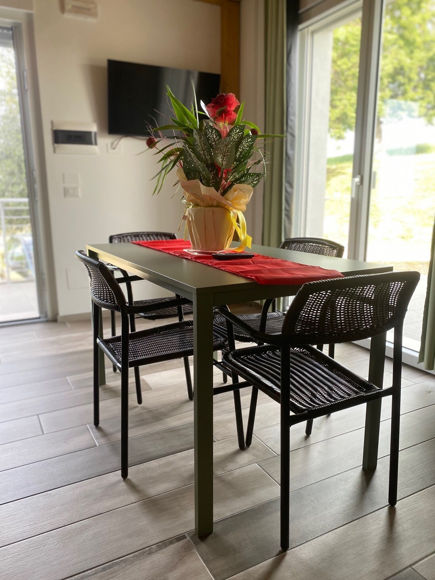 Chambre Double ou avec lits jumeaux, vue mer | Coin séjour | TV connectée de 40 pouces avec chaînes numériques