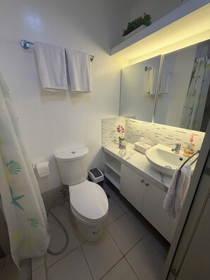 タオル、トイレットペーパー