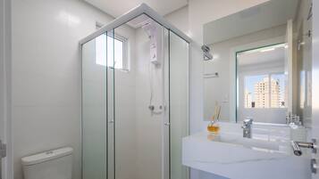 Apartamento básico | Banheiro | Chuveiro