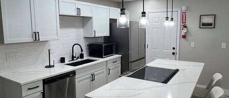 Køleskab, mikrobølgeovn, ovn, kogeplade