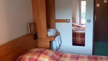 Klassieke Twin kamer, 2 eenpersoonsbedden, uitzicht op tuin | Een bureau, een laptopwerkplek, gratis wifi